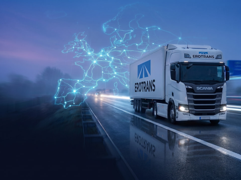 Camió Erotrans circulant per autopista amb mapa de rutes europees